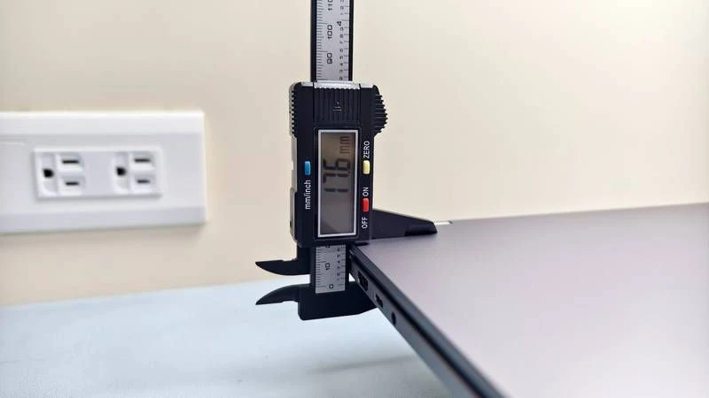 OmniBook X Flip 14 卡尺量測另一處厚度約 17.6mm