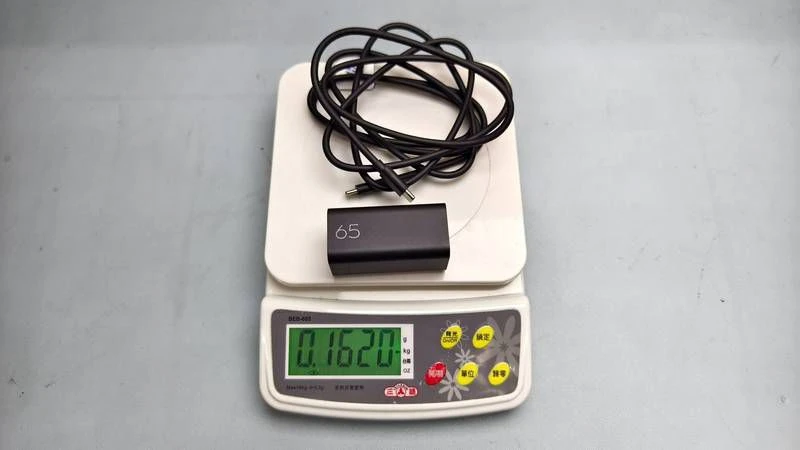 OmniBook X Flip 14 隨附 65W USB-C 氮化鎵充電器實測重量