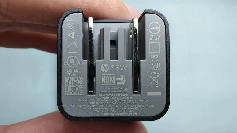 HP 65W USB-C 充電器規格標籤