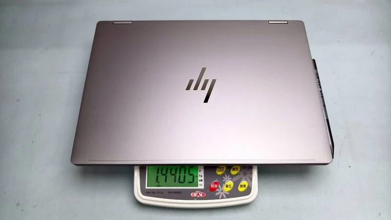 OmniBook X Flip 14 加觸控筆實測約 1.44kg