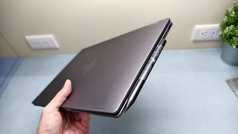 OmniBook X Flip 14 觸控筆磁吸近照