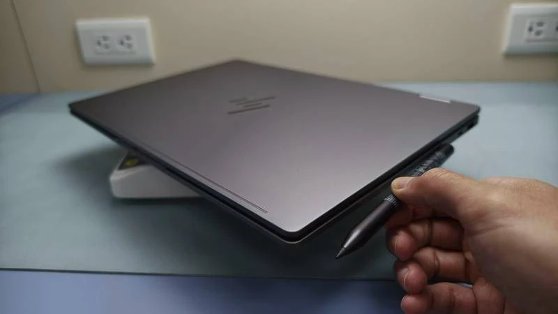 OmniBook X Flip 14 觸控筆磁吸側面