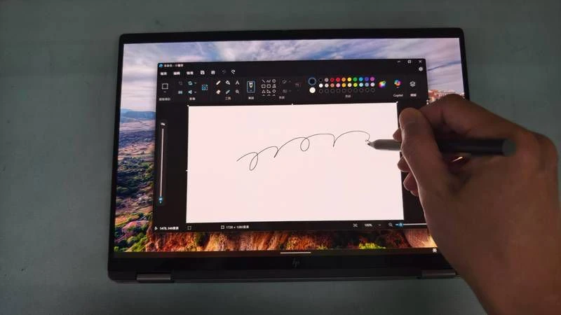 OmniBook X Flip 14 平板模式用觸控筆畫圖