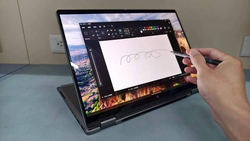OmniBook X Flip 14 站立模式手寫
