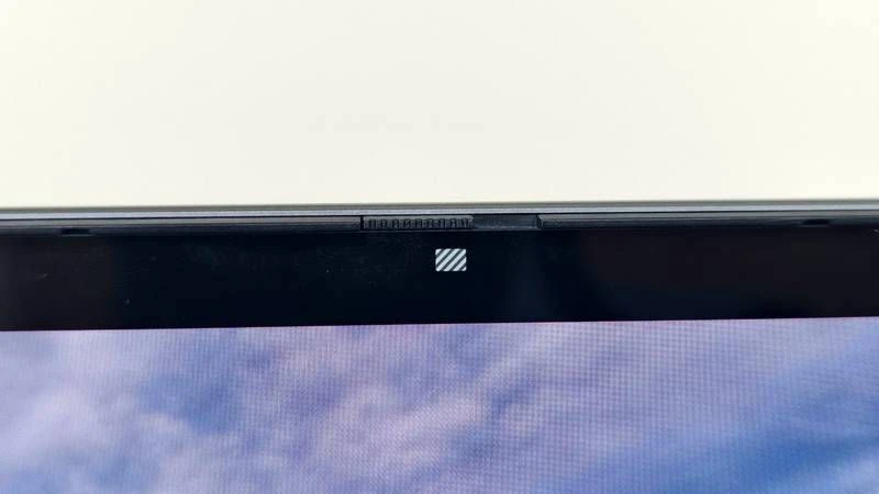 OmniBook X Flip 14 鏡頭隱私快門關閉