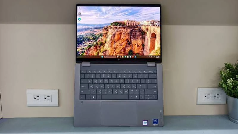 OmniBook X Flip 14 正面:14 吋 OLED 螢幕與鍵盤