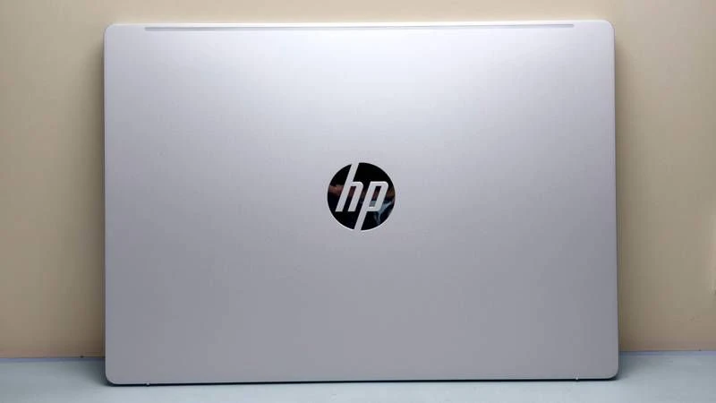 OmniBook 3 冰川銀金屬上蓋與 HP 標誌
