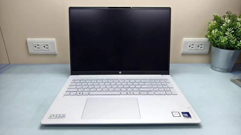 OmniBook 3 正面：16 吋螢幕與全尺寸鍵盤