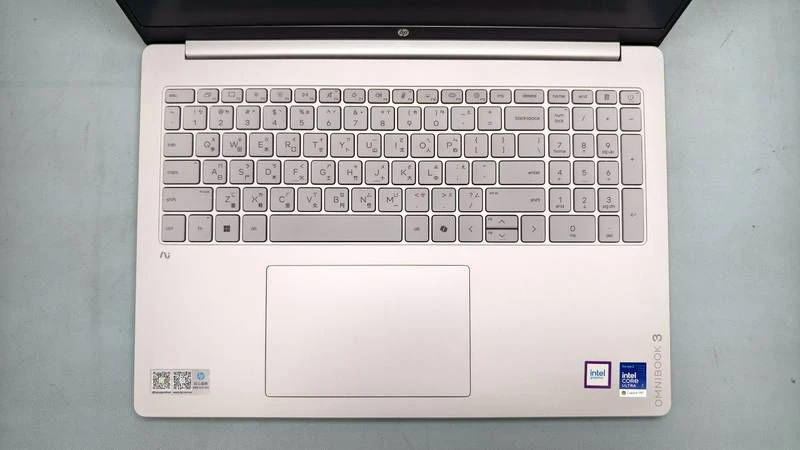 OmniBook 3 全尺寸鍵盤、數字鍵與大尺寸觸控板