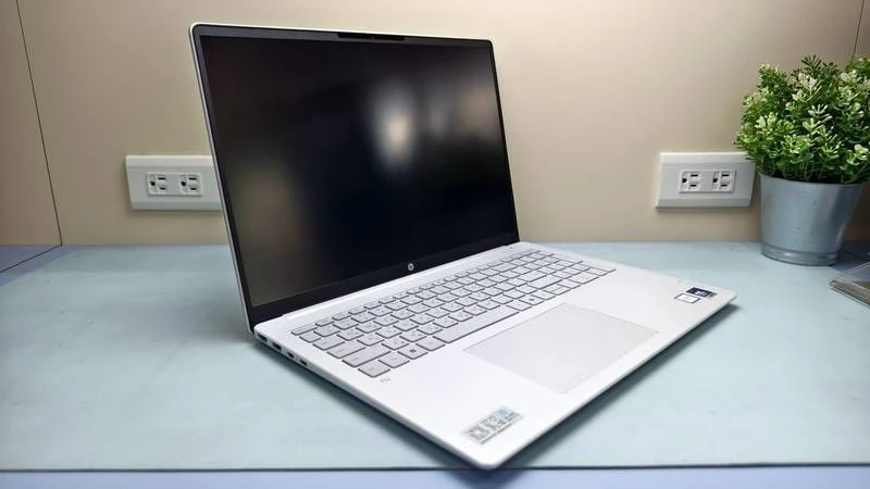 OmniBook 3 左前方斜角與窄邊框螢幕