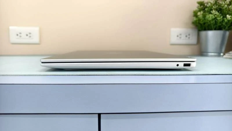OmniBook 3 右側連接埠：3.5mm 耳機孔與 USB-A
