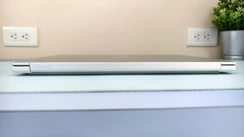 OmniBook 3 後側轉軸 OMNIBOOK 字樣