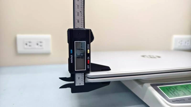 OmniBook 3 卡尺實測厚度約 16.1mm