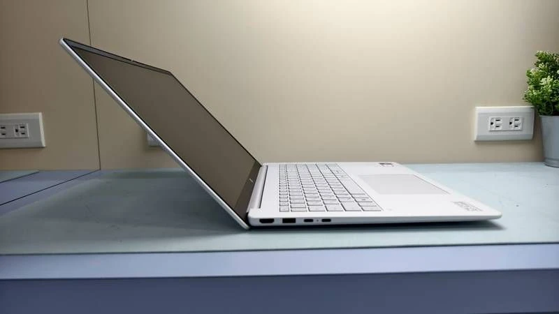 OmniBook 3 側面大角度開啟