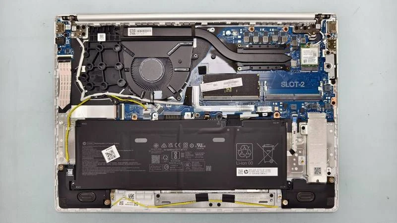 OmniBook 3 拆機內部：散熱模組、記憶體插槽 SLOT-2、SSD 與電池