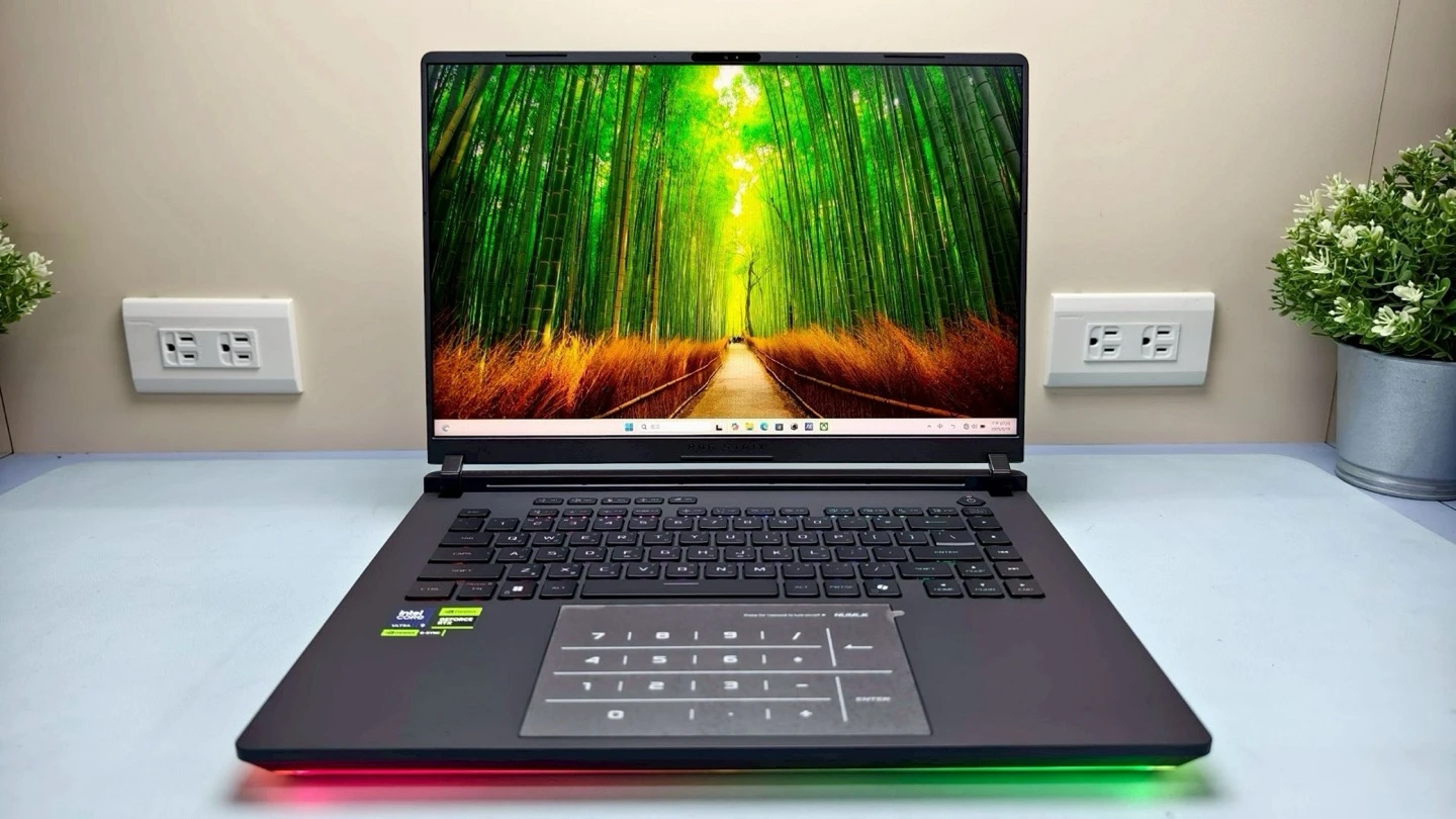 ROG Strix Scar 16 16 吋 QHD+ Mini LED 螢幕點亮