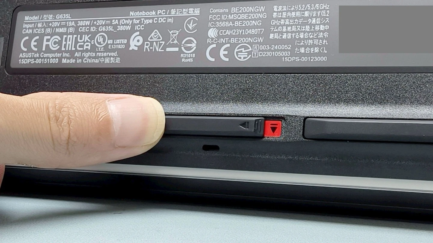 ROG Strix Scar 16 背蓋免工具快拆卡榫