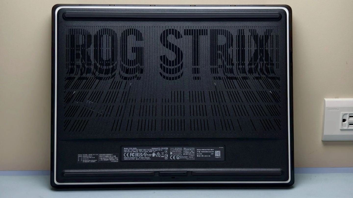 ROG Strix Scar 16 底部背蓋
