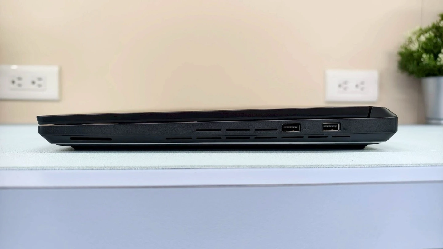 ROG Strix Scar 16 右側連接埠：兩組 USB-A