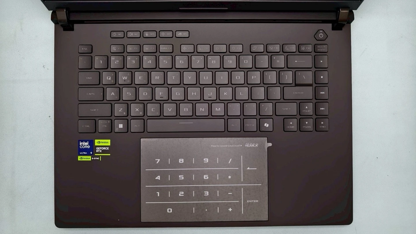 ROG Strix Scar 16 鍵盤與觸控板（背光關閉），觸控板印有虛擬數字鍵