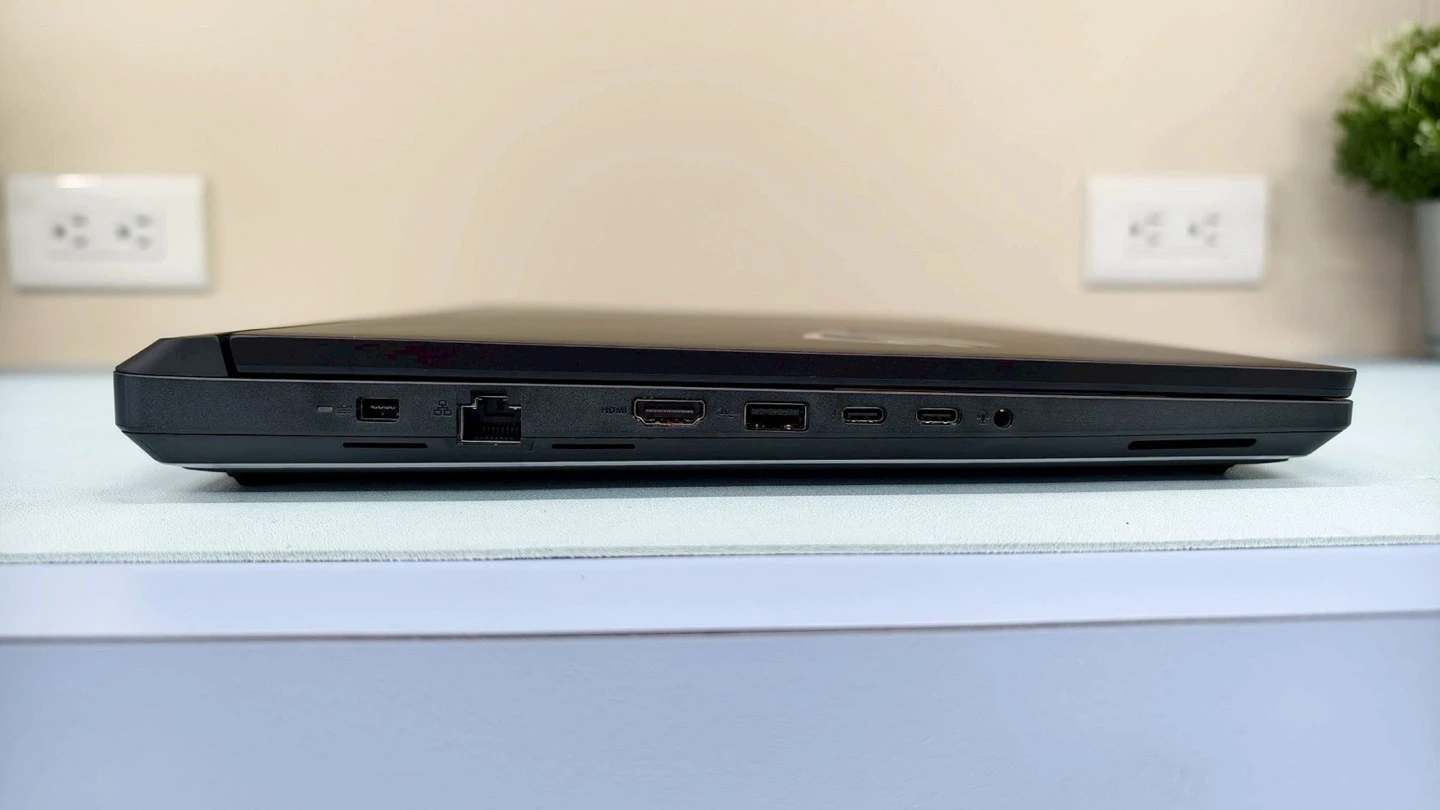 ROG Strix Scar 16 左側連接埠：電源孔、RJ-45、HDMI 2.1、USB-A、2 × Thunderbolt 5、3.5mm 耳機孔
