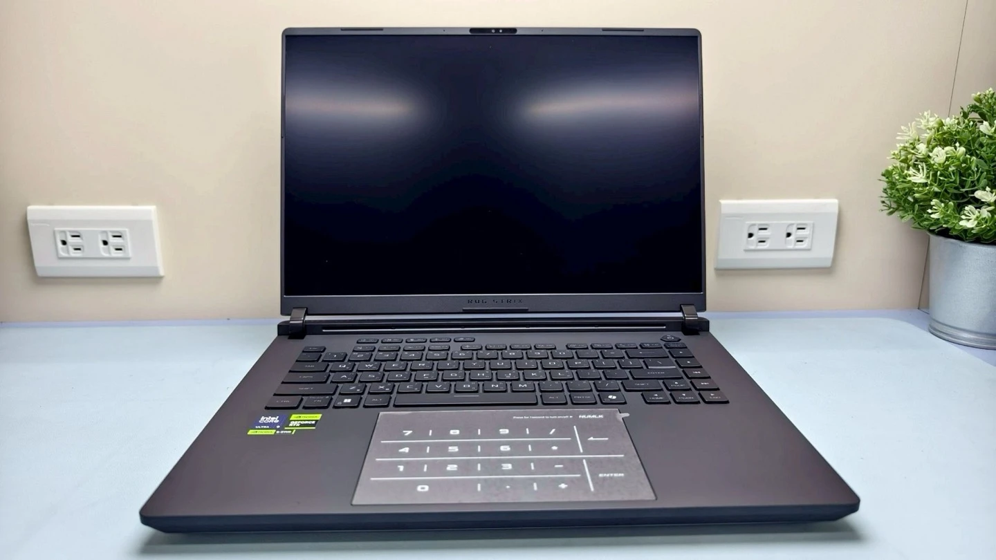 ROG Strix Scar 16 掀開螢幕未點亮的正面外觀