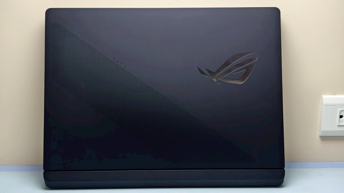 ROG Strix Scar 16 霧面黑上蓋與斜切紋理、ROG 標誌