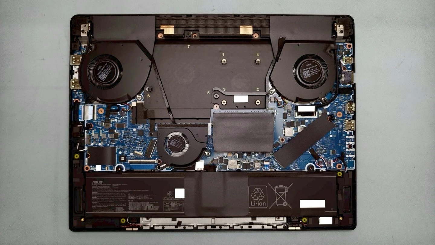 ROG Strix Scar 16 拆下均熱板後的主機板與風扇