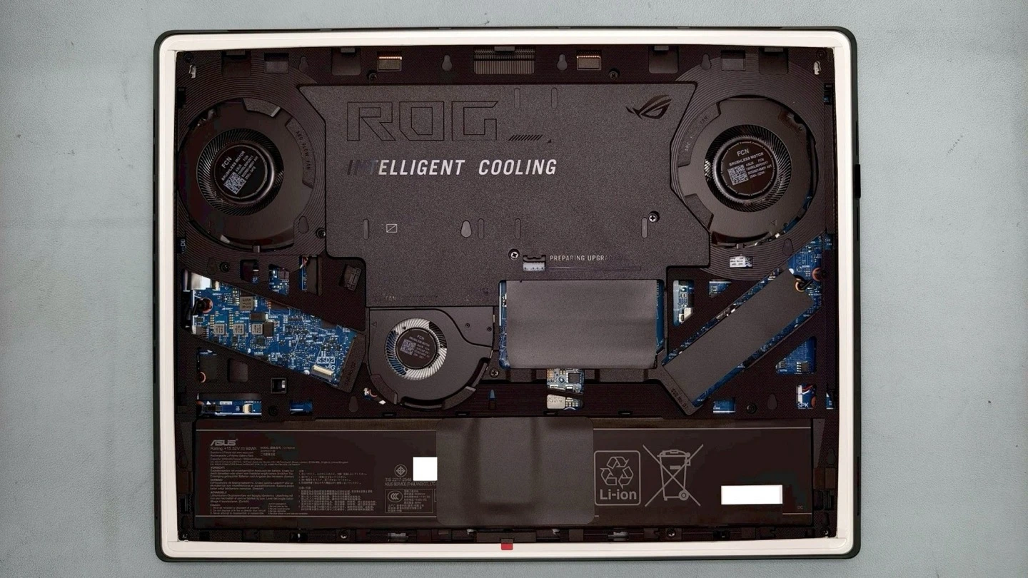 ROG Strix Scar 16 打開背蓋後的內部結構與電池