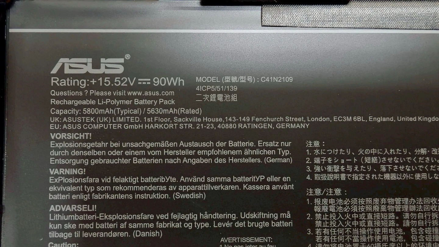 ROG Strix Scar 16 電池標籤：15.52V、90Wh