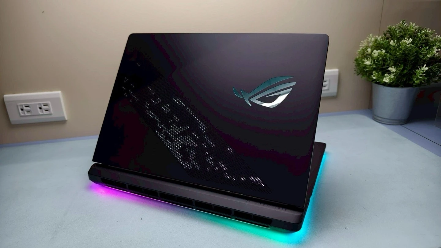 ROG Strix Scar 16 上蓋 AniMe Vision 點陣燈效與底部 RGB 燈條