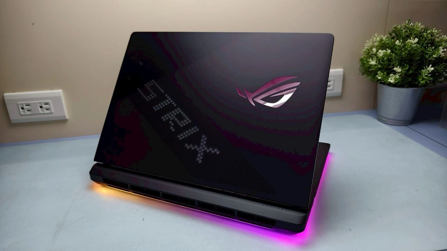 ROG Strix Scar 16 上蓋點亮 STRIX 字樣燈效