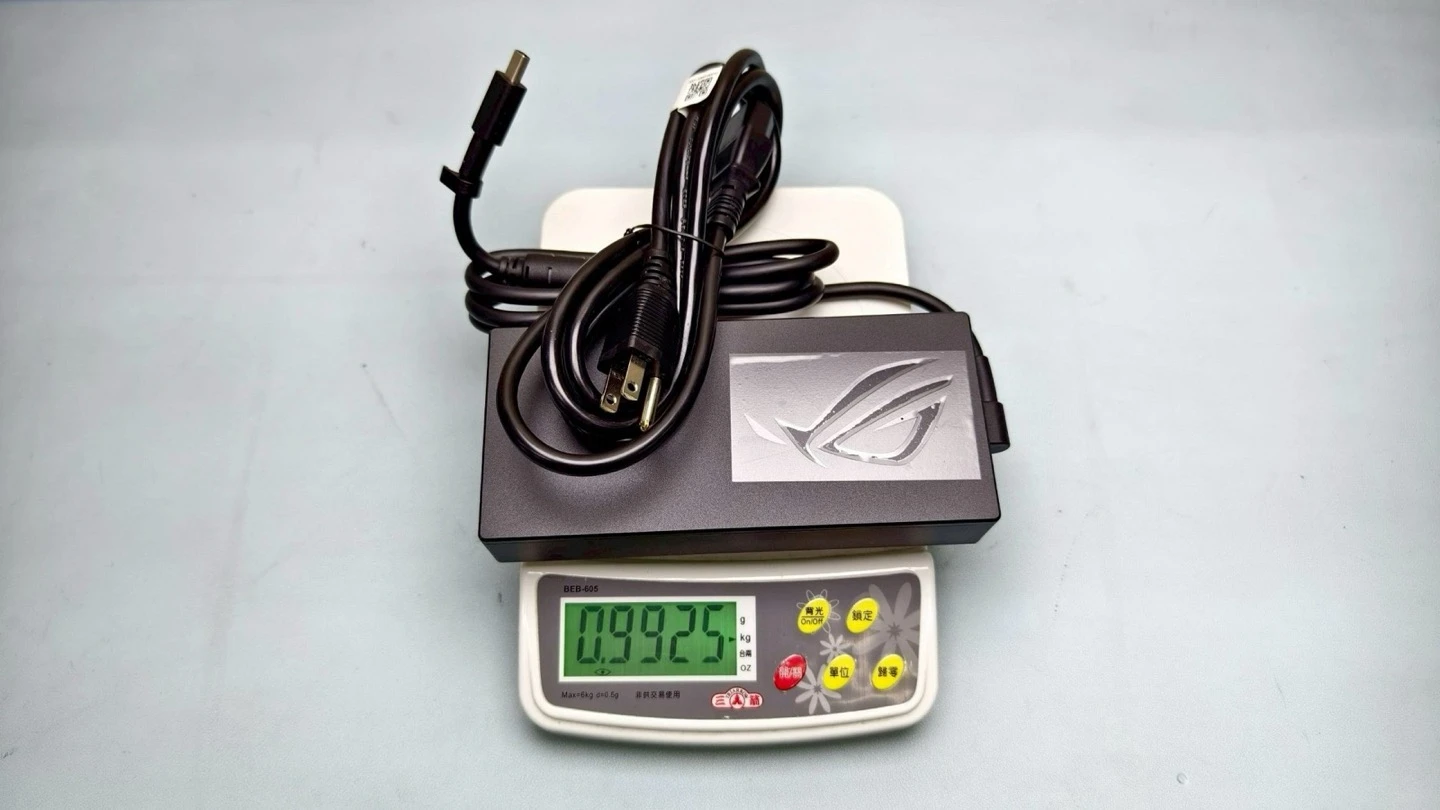 ROG Strix Scar 16 隨附 380W 變壓器實測約 0.99kg
