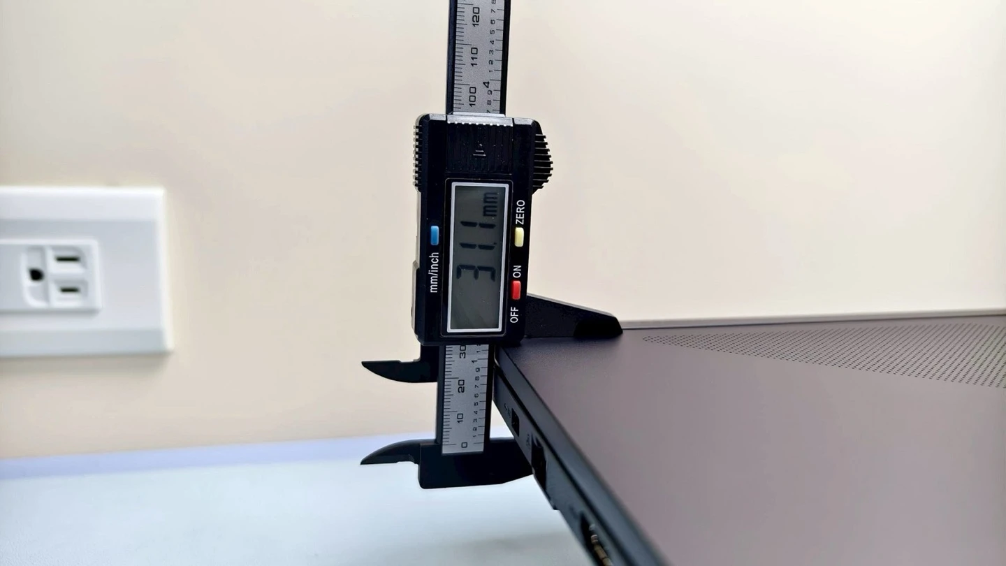 ROG Strix Scar 16 卡尺量測最厚處約 31.1mm
