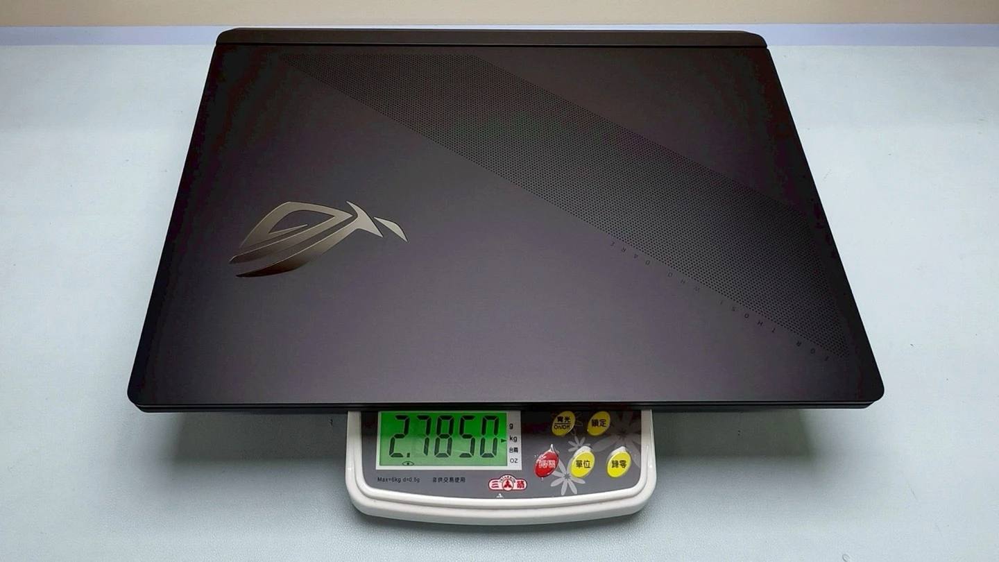 ROG Strix Scar 16 電子秤實測重量約 2.79kg