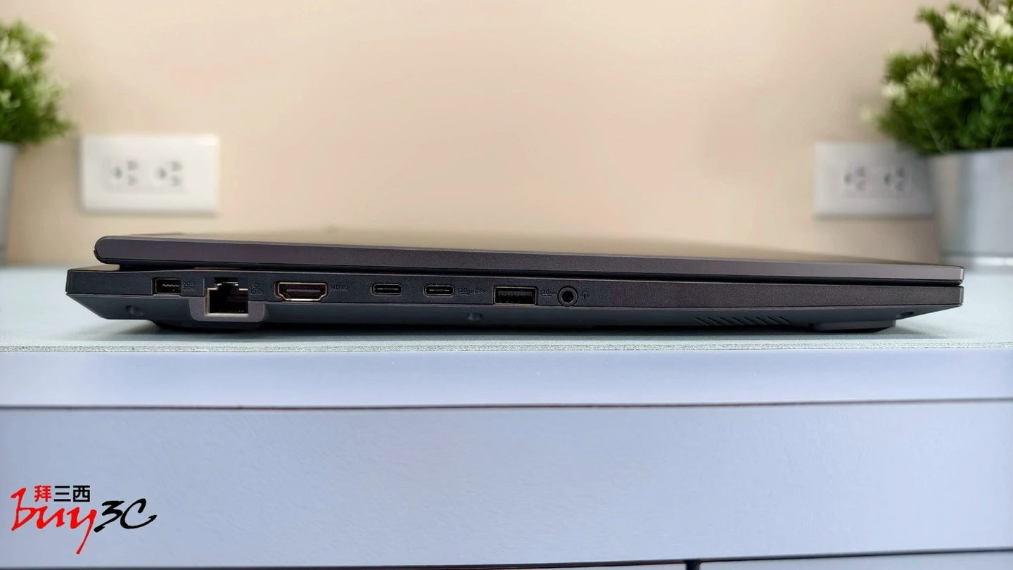 TUF Gaming A18 左側連接埠：電源孔、RJ-45、HDMI、USB4、USB-C、USB-A、耳機孔