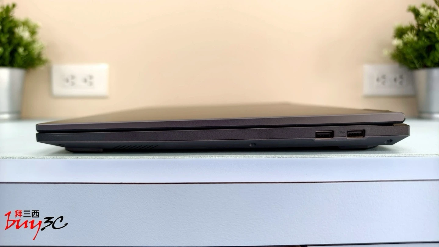 TUF Gaming A18 右側連接埠：兩個 USB-A