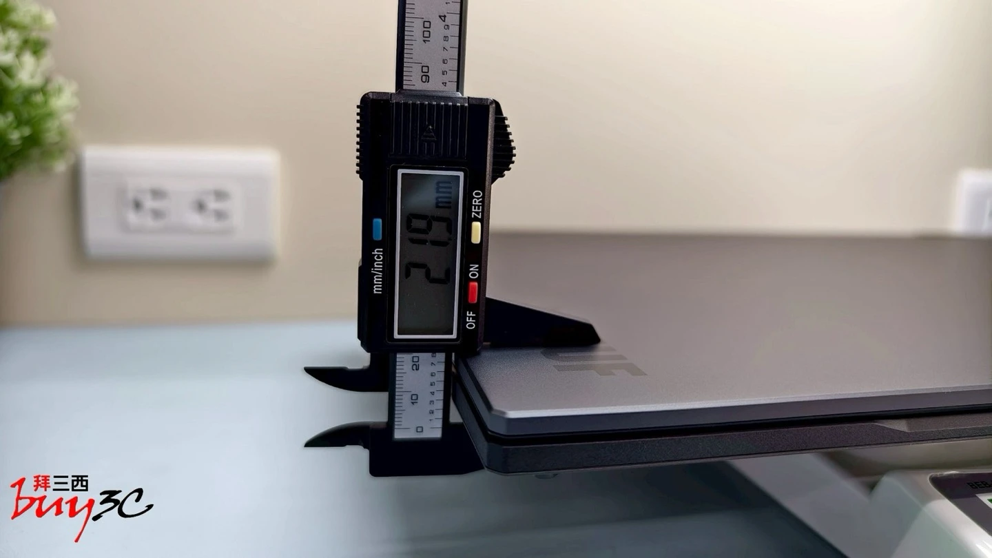 TUF Gaming A18 卡尺量測機身最薄處約 21.7mm