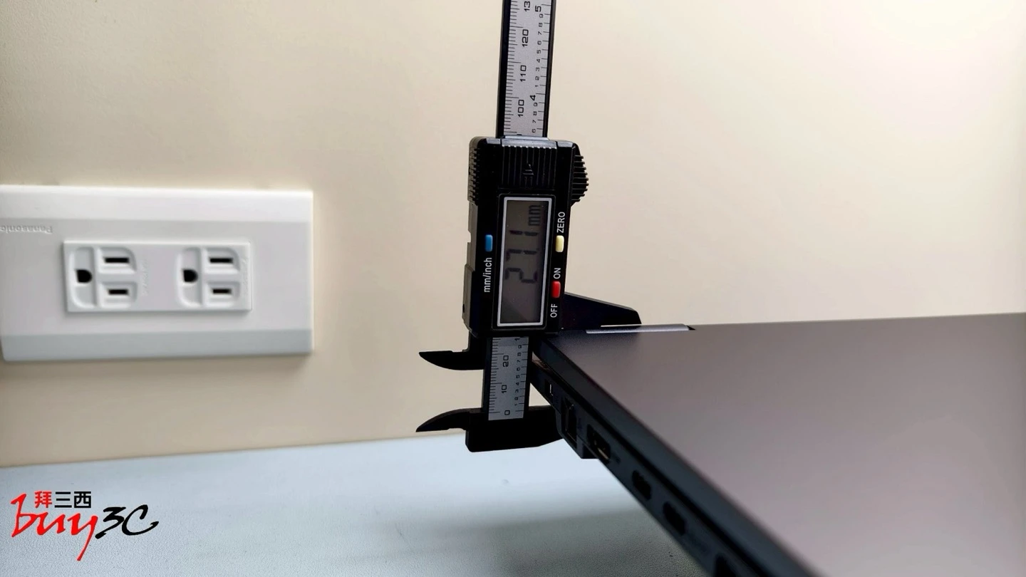 TUF Gaming A18 卡尺量測機身最厚處約 27.1mm