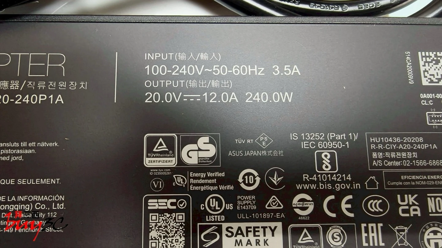 TUF Gaming A18 隨附 240W 變壓器規格標籤
