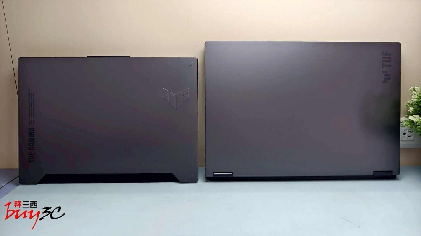 TUF A15（左）與 TUF A18（右）上蓋尺寸對比