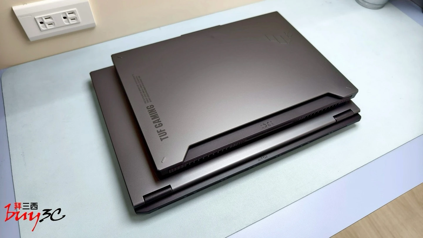 TUF A15 疊在 TUF A18 上方的機身大小對比