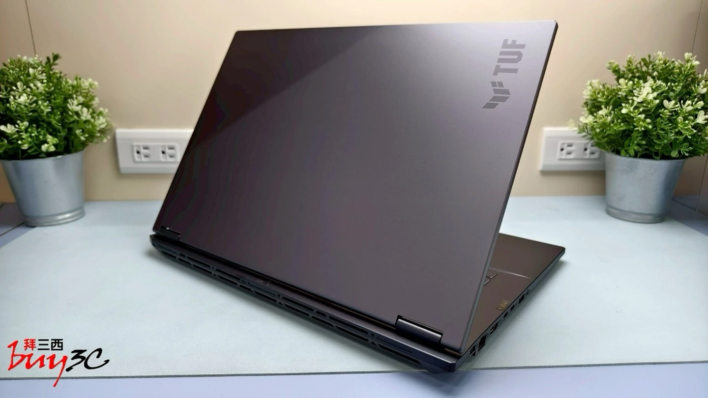 TUF Gaming A18 上蓋斜後方外觀