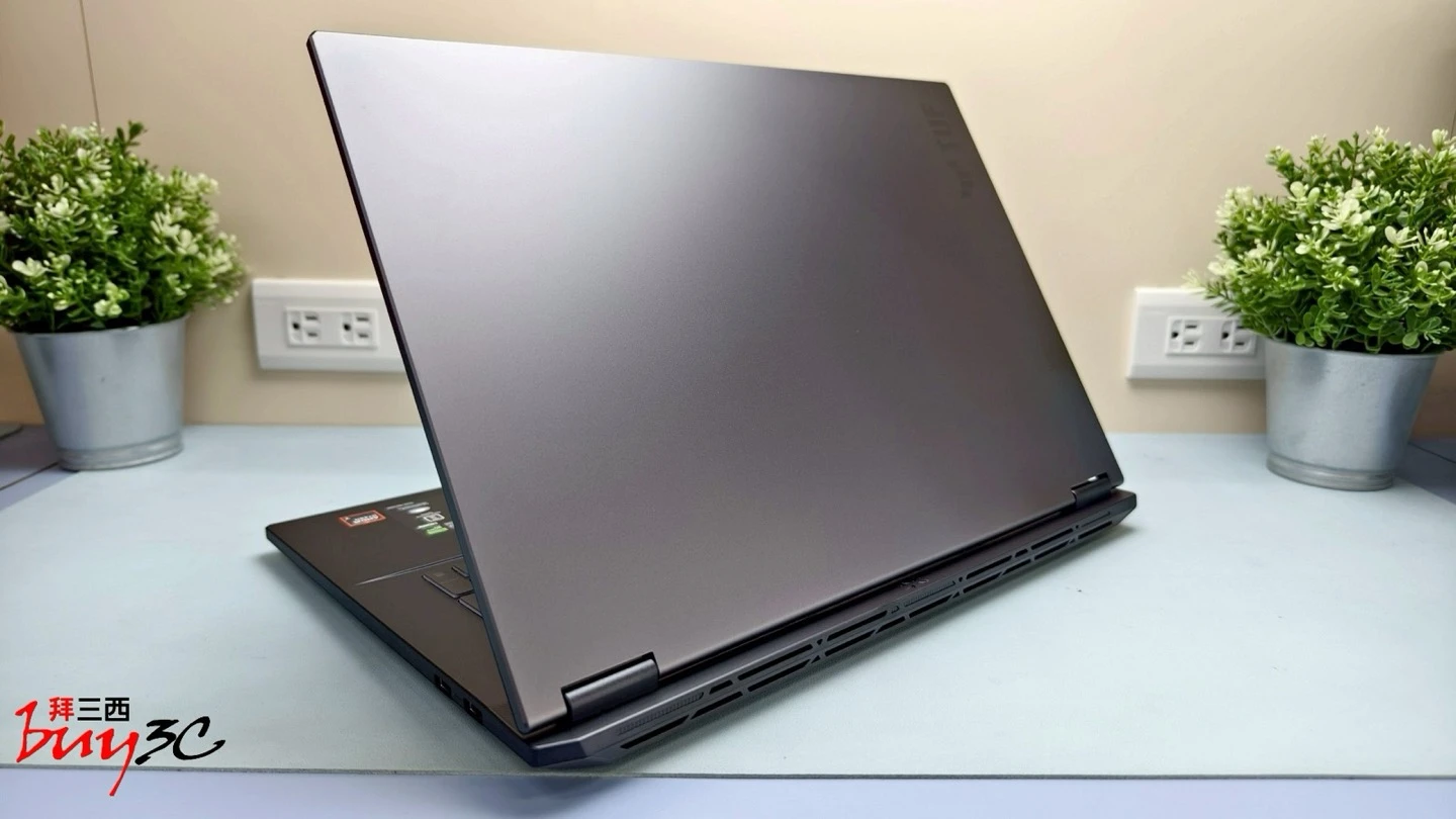 TUF Gaming A18 上蓋另一側斜後方外觀