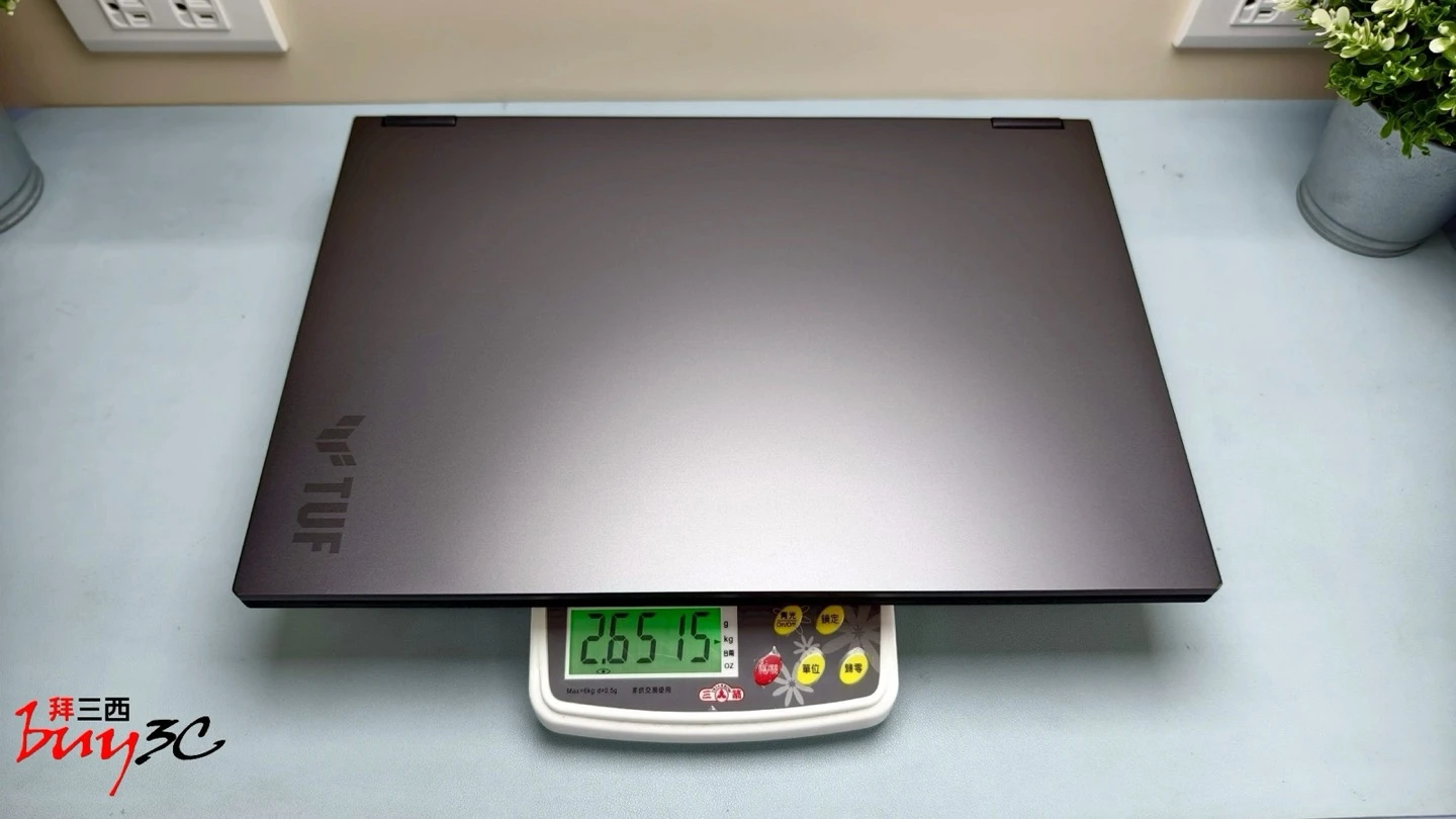 TUF Gaming A18 電子秤實測重量約 2.65kg