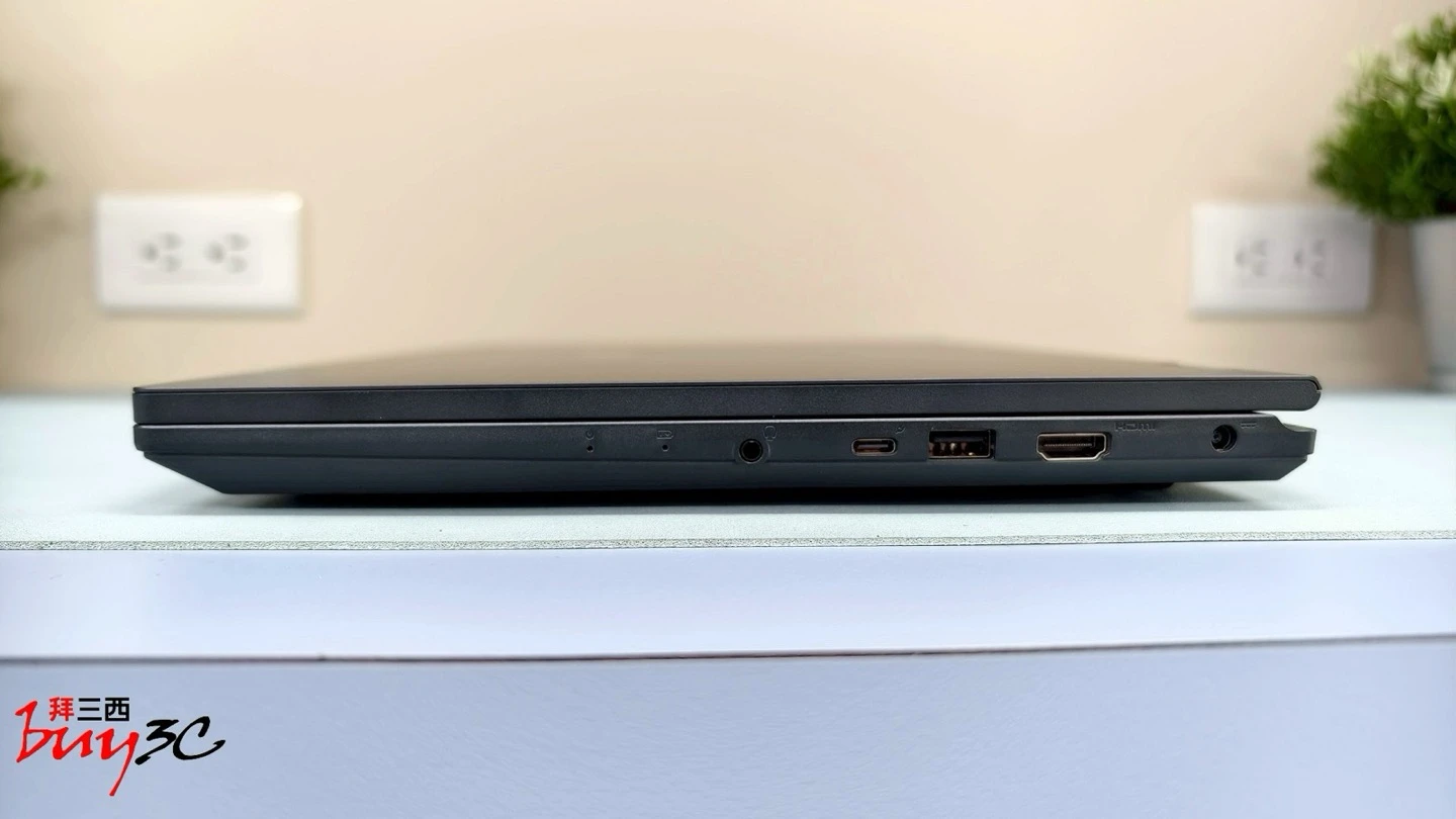 MSI VenturePro 16 AI 右側連接埠：指示燈、3.5mm 音訊孔、USB-C、USB 3.2 Type-A、HDMI、電源孔