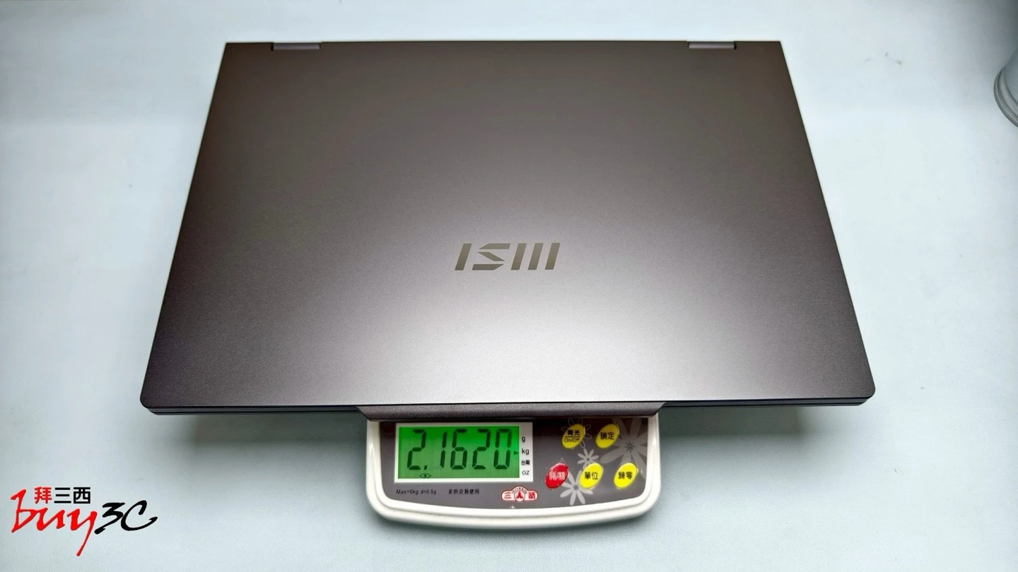 MSI VenturePro 16 AI 放上電子秤，實測約 2.162kg