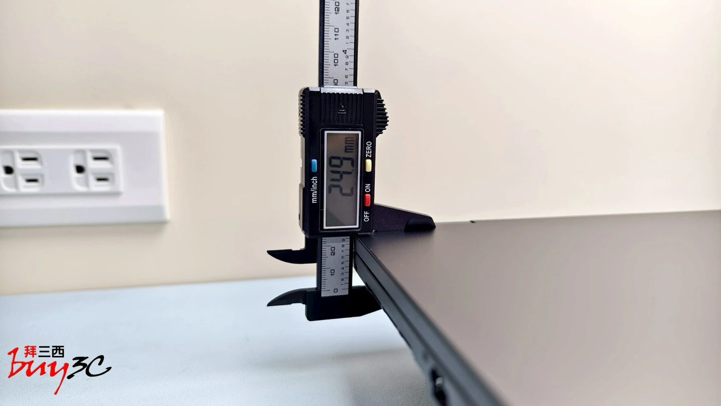 MSI VenturePro 16 AI 卡尺量測最厚處約 24.9mm