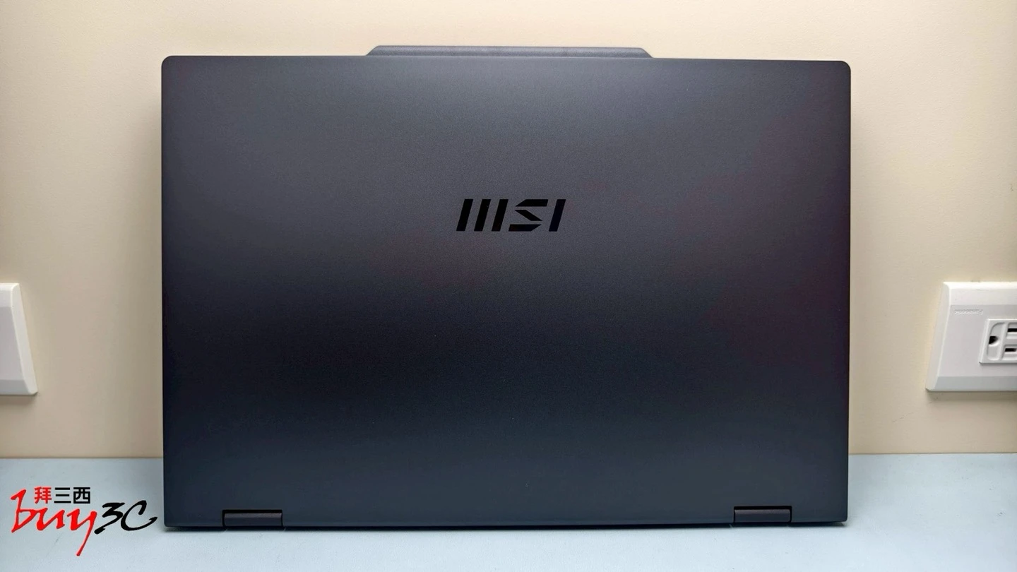 MSI VenturePro 16 AI 上蓋正面，中央 MSI 字樣與頂端鏡頭凸起區塊