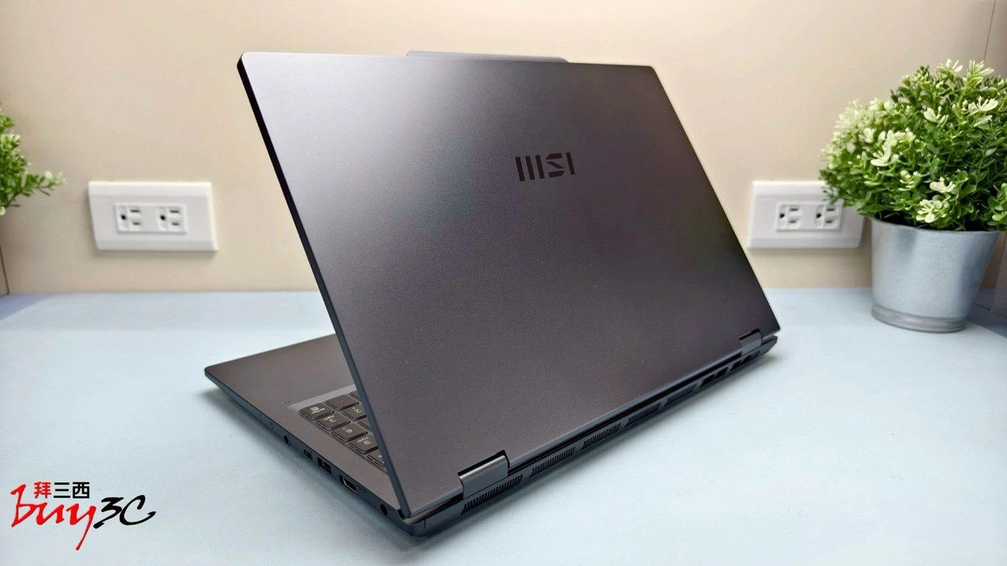 MSI VenturePro 16 AI 背面斜角，可見後側散熱孔與右側連接埠